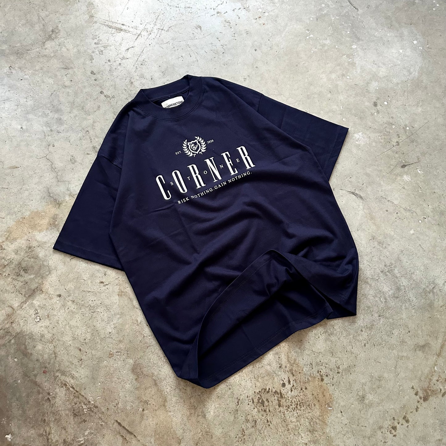 OVERSIZED TEE IN SLATE "BADGE"