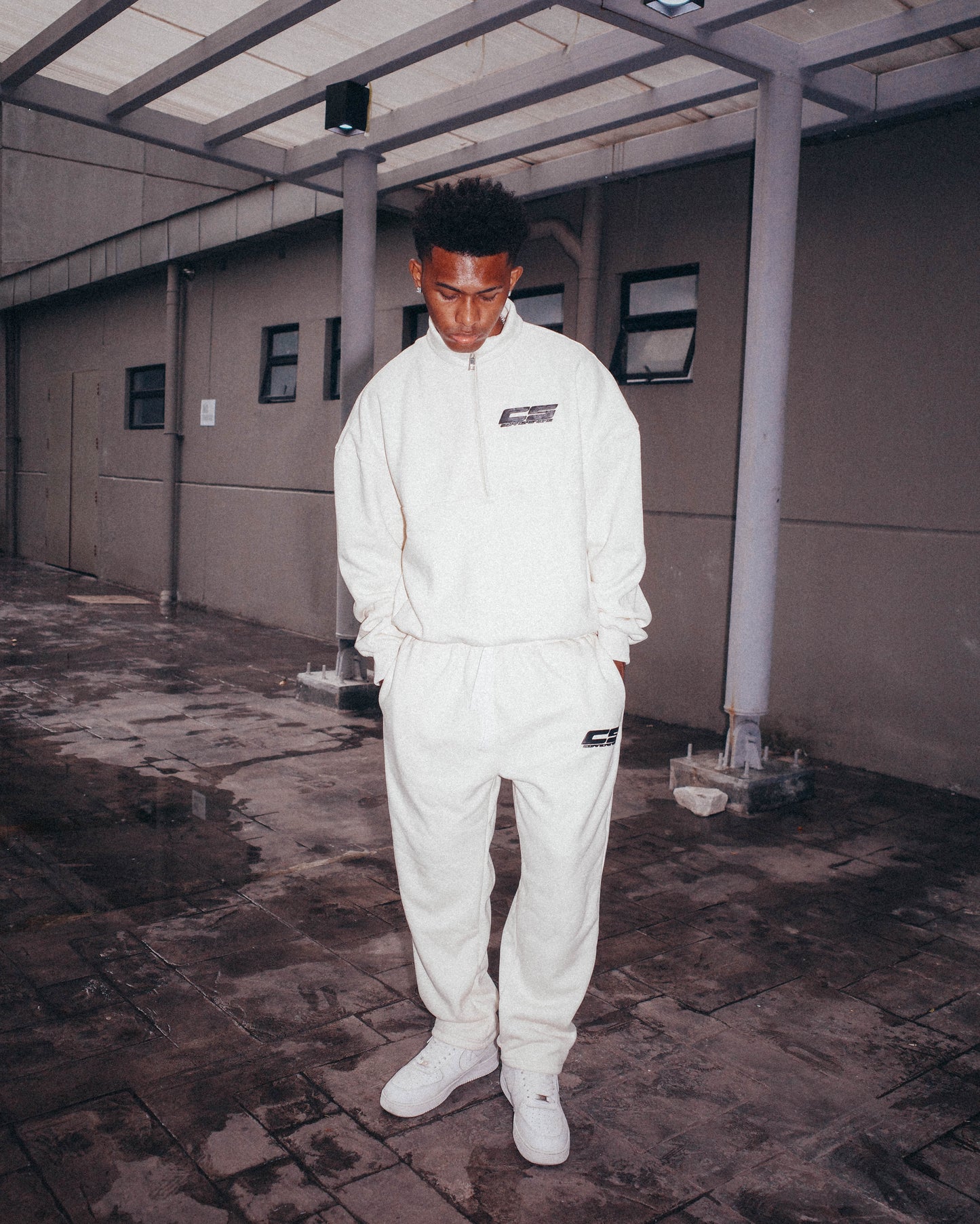 LOOSE TRACKPANTS IN CHAMPAGNE CREAM