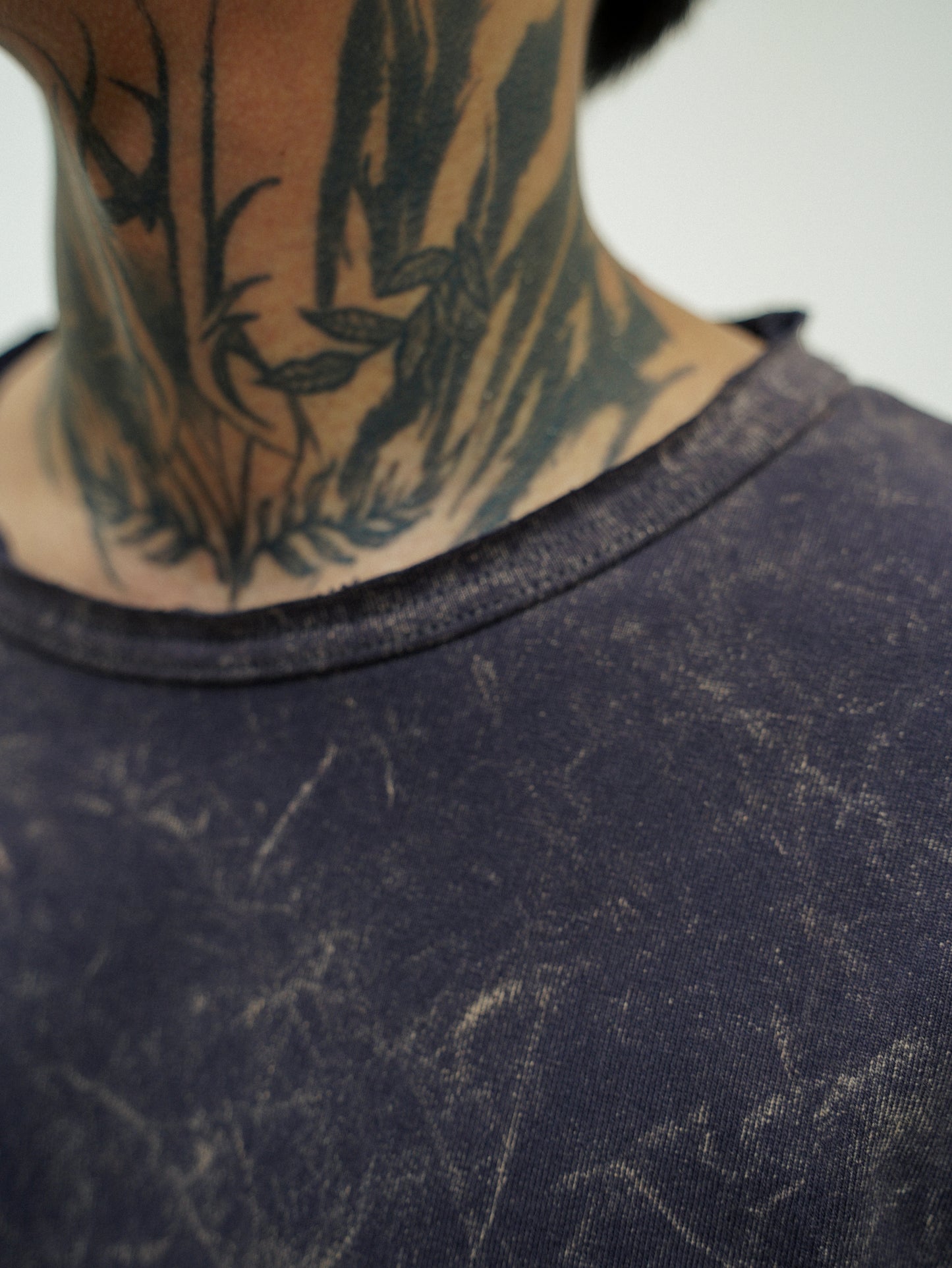 RAW HEM ACID WASH TEE "COLLECTIVE"