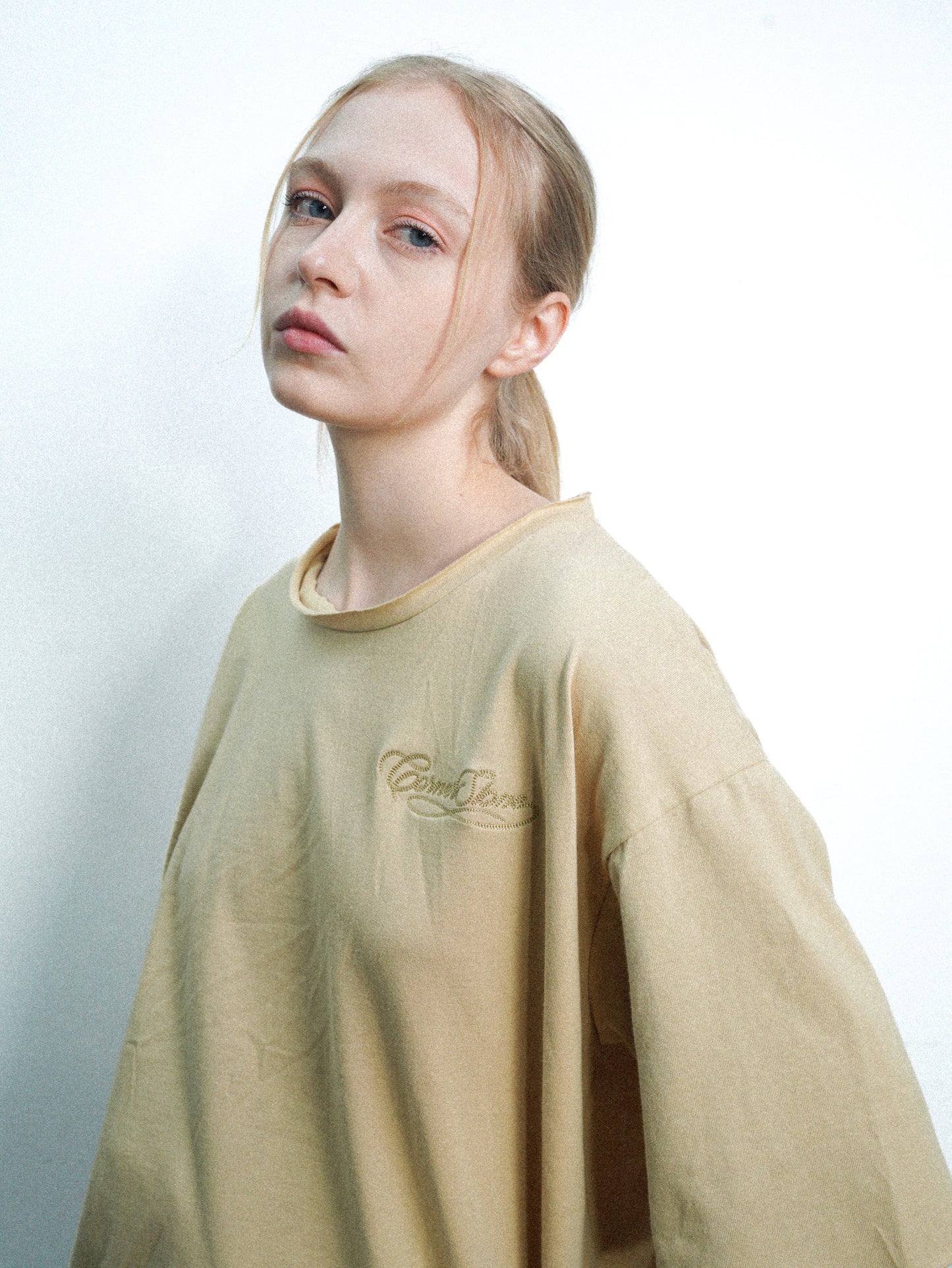S/S26 DECONSTRUCTED EMBROIDERED RAW HEM TEE IN CAMEL