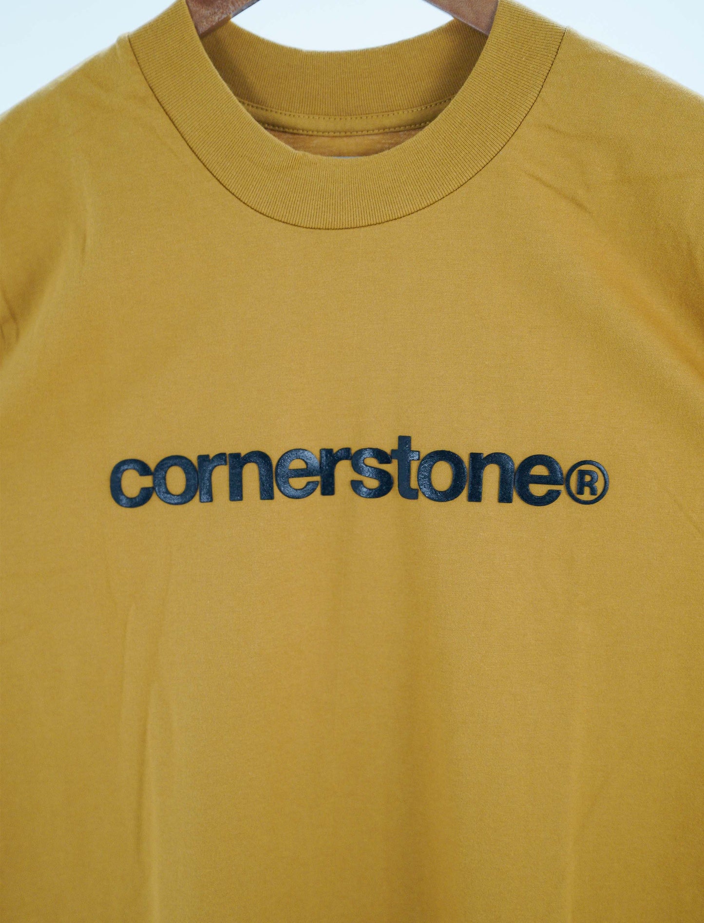 CORNERSTONE BOLD LOGO TEE IN TOFFEE